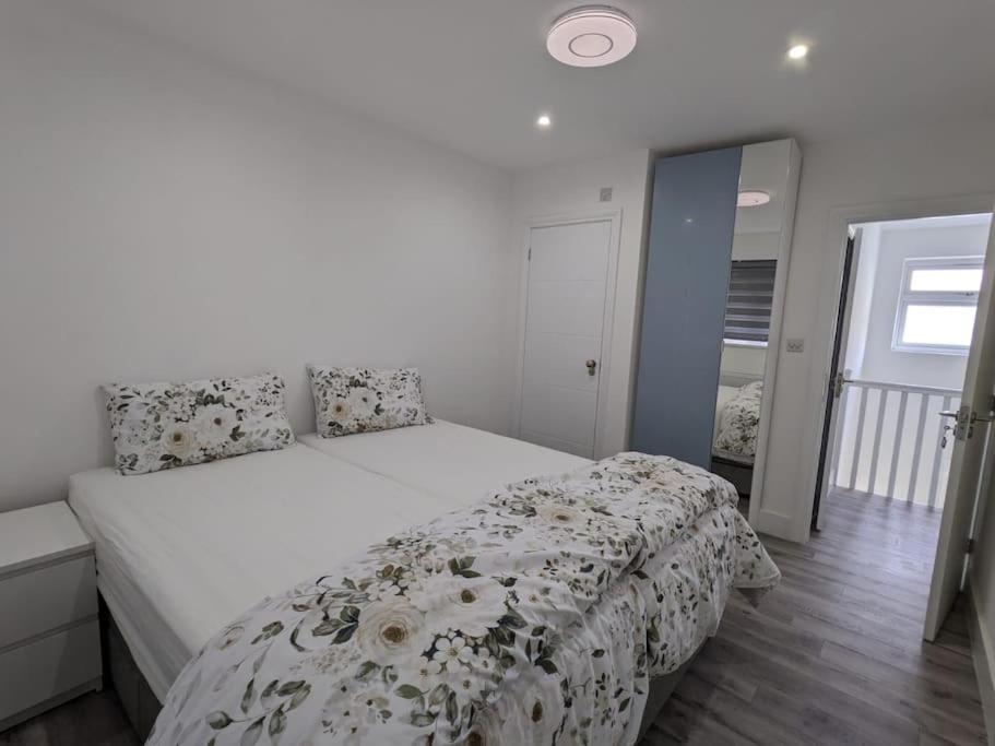 Beautiful 3 Bedroom House In London -Ensuite Bed Room Twickenham Ngoại thất bức ảnh